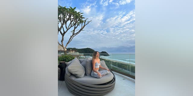 Gisele Bündchen tirou um tempo para meditar durante as férias no Brasil.