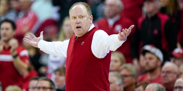 Umqeqeshi oyinhloko we-Wisconsin u-Greg Gard uphikisana nocingo phakathi nengxenye yesibili yomdlalo we-basketball wasekolishi we-NCAA ngokumelene noMaryland ngoLwesibili, Dis. 6, 2022, e-Madison, Wisconsin.