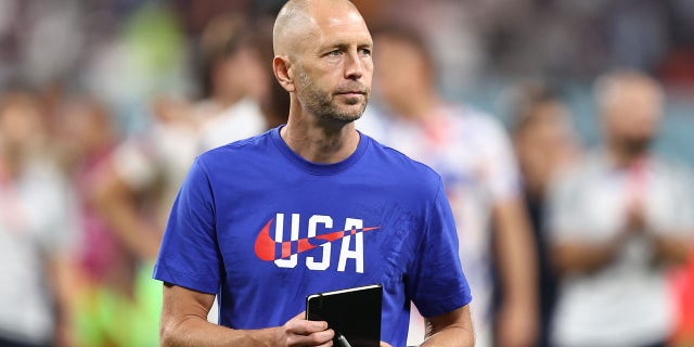 Un abatido Gregg Berhalter, entrenador en jefe/gerente de Estados Unidos, durante un partido de octavos de final de la Copa Mundial de la FIFA Qatar 2022 contra Holanda en el Estadio Internacional Khalifa el 3 de diciembre de 2022, en Doha, Qatar.