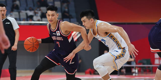 Jeremy Lin (7 ans) des Guangzhou Long Lions conduit le ballon lors d'un match de la Chinese Basketball Association contre les Peking Ducks le 22 octobre 2022 à Hangzhou, dans la province du Zhejiang, en Chine.