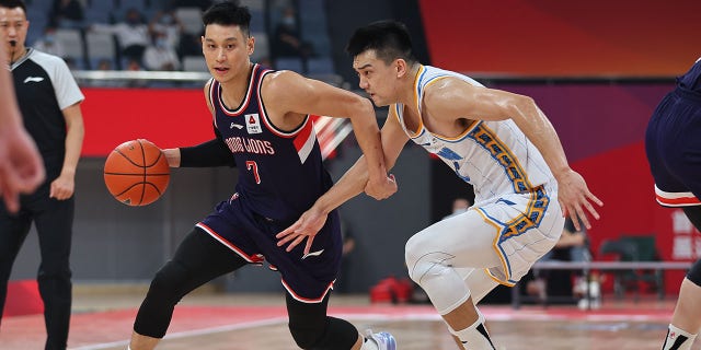 Jeremy Lin (7 ans) des Guangzhou Long Lions conduit le ballon lors d'un match de la Chinese Basketball Association contre les Peking Ducks le 22 octobre 2022 à Hangzhou, dans la province du Zhejiang, en Chine.