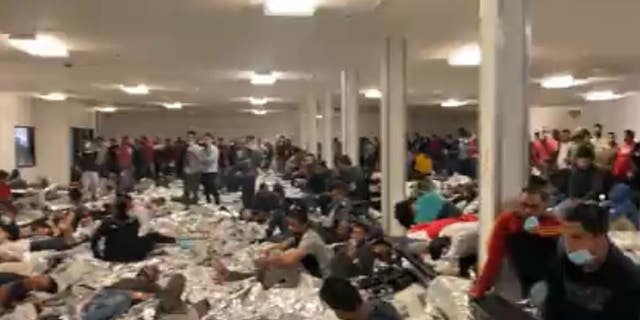 Dans une vidéo prise vendredi du représentant Tony Gonzales, R-Tex., Un centre de traitement central de la patrouille frontalière est vu à plus de quatre fois sa capacité avec les migrants.