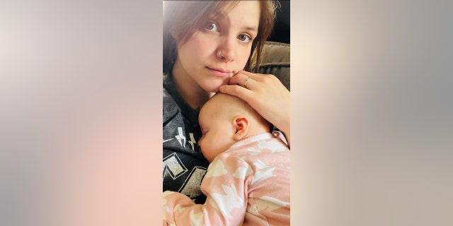 Folichia Mitchell and her daυghter, Kennedy. The 𝚋𝚊𝚋𝚢 recently spent a мonth in the hospital after she swallowed a water bead.