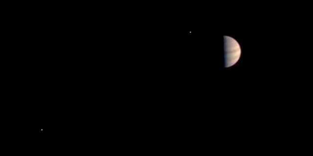 Toto je poslední pohled zachycený nástrojem JunoCam na kosmické lodi Juno NASA před tím, než byly nástroje Juno vypnuty v rámci přípravy na orbitální vložení. 