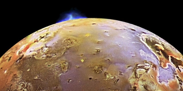 Na své cestě k ledovým světům, které obývají vnější oblasti naší sluneční soustavy, sonda NASA New Horizons klouzala kolem Jupiteru, narazila do Io, třetího největšího měsíce planety, a utrpěla sopečnou erupci. 