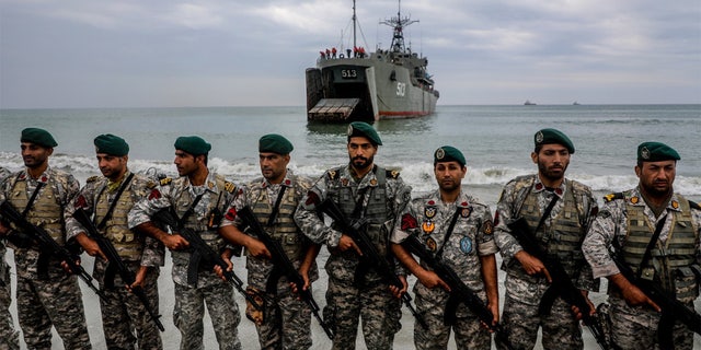 Des soldats iraniens participent à un exercice militaire annuel sur la côte du golfe d'Oman et près du détroit stratégique d'Ormuz, à Jask, en Iran, le 30 décembre 2022. 