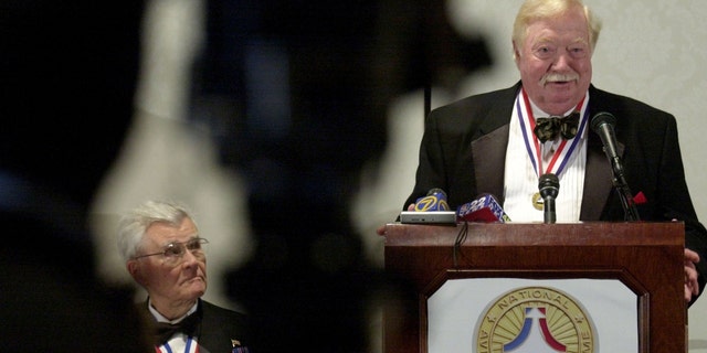 Joseph Kittinger Jr. (R), piloto de globo que rompió el récord de vuelo a 102,800 pies, habla con los medios de comunicación mientras Paule Tibbets escucha durante una conferencia de prensa el 19 de julio de 2003, en Dayton, Ohio.