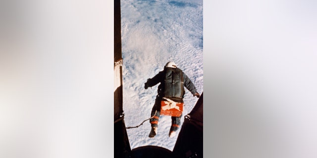 El 16 de agosto de 1960, el Coronel Kittinger se bajó de una góndola sustentada por un globo a una altura de 102 800 pies.  En caída libre durante 4,5 minutos a velocidades de hasta 614 millas por hora y temperaturas tan bajas como -94 grados Fahrenheit, abrió su paracaídas a 18.000 pies.