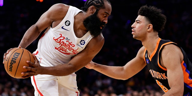 Le garde des Philadelphia 76ers James Harden cherche à dépasser le garde des New York Knicks Quentin Grimes lors de la première moitié d'un match de basket de la NBA, le dimanche 25 décembre 2022, à New York.