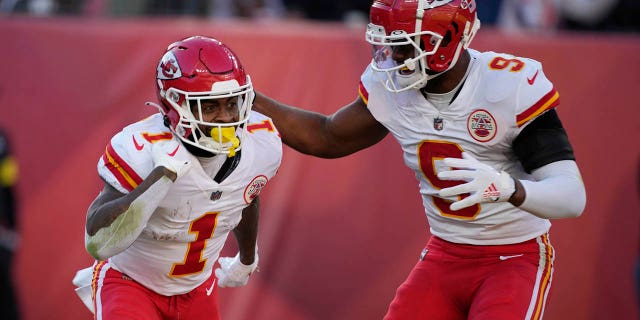 Patrick Mahomes throws an unreal no-look pass to Jerick McKinnon for the touchdown 3 Kansas City Chiefs running back Jerick McKinnon (1) celebrates his touchdown catch with wide receiver JuJu Smith-Schuster during the first half, Sunday, Dec. 11, 2022, in Denver.