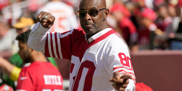 49ers legend Jerry Rice points