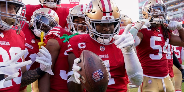 El esquinero de los 49ers de San Francisco, Jimmie Ward, No. 1, celebra su intercepción con sus compañeros de equipo en la segunda mitad de un partido de fútbol americano de la NFL contra los Comandantes de Washington, el sábado 24 de diciembre de 2022, en Santa Clara, California.