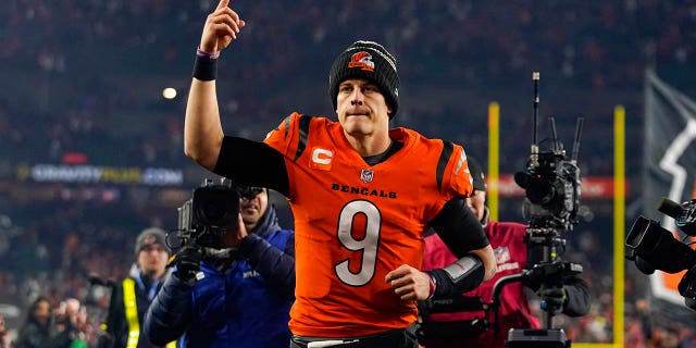 El mariscal de campo de los Cincinnati Bengals, Joe Burrow (9), abandona el campo después de un partido de fútbol americano de la NFL contra los Kansas City Chiefs en Cincinnati, Florida, el domingo 4 de diciembre de 2022. 