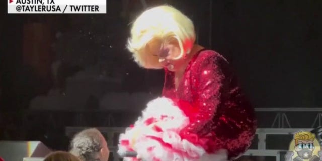 Une drag queen parle à un enfant dans la foule lors d'un événement sur le thème de Noël à Austin, au Texas.