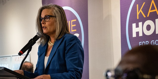 Gubernur terpilih Arizona Katie Hobbs berbicara pada rapat umum untuk merayakan kemenangan pemilihannya pada 15 November 2022, di Phoenix, Arizona.