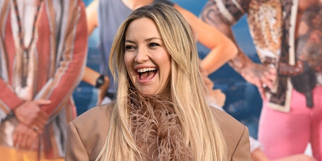 Kate Hudson attends a party "Glass Onion: Takes the mystery out of the cutlery" Photo call at Kings Cross station on 17 December 2022 in London.