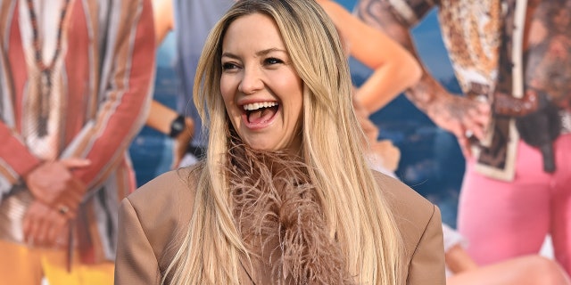 Kate Hudson attends a party "Glass Onion: Takes the mystery out of the cutlery" Photo call at Kings Cross station on 17 December 2022 in London.