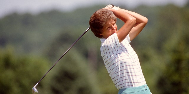La golfista Kathy Whitworth en acción en un torneo alrededor de 1990. 