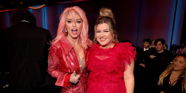 Shania Twain and Kelly Clarkson sit together at the People's Choice Awards.