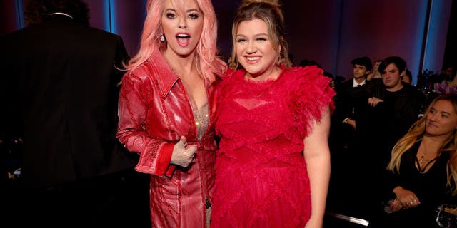 Shania Twain and Kelly Clarkson pose together at the People's Choice Awards.