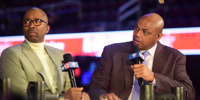 I-NBA kubahlaziyi be-TNT, uKenny Smith noCharles Barkley babika ngesikhathi se-State Farm All-Star Saturday Night ngoMgqibelo, Feb. 19, 2022 e-Rocket Mortgage FieldHouse eCleveland.