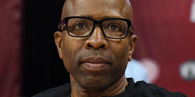 Umhlaziyi we-NBA u-Kenny Smith uhambela umdlalo phakathi kwe-LA Clippers ne-Memphis Grizzlies ngesikhathi se-2019 NBA Summer League e-Thomas & amp; I-Mack Center ngoJulayi 7, 2019 e-Las Vegas.
