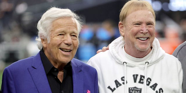 Los propietarios del equipo de la NFL, Robert Kraft y Mark Davis, al margen antes de un partido