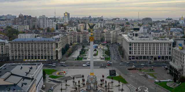 Pemandangan umum menunjukkan Alun-alun Kemerdekaan dan kaki langit Kyiv pada 19 Oktober 2022, di tengah invasi militer Rusia ke Ukraina.  (Foto oleh BULENT KILIC / AFP) (Foto oleh BULENT KILIC/AFP via Getty Images)