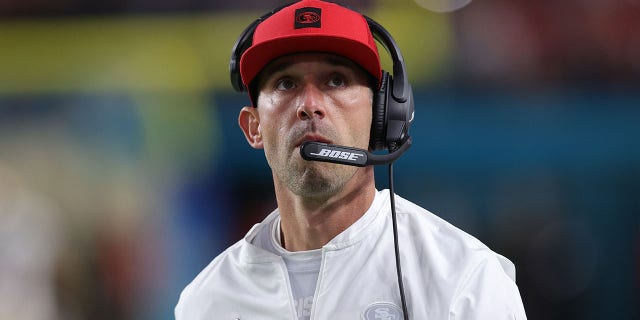 Kyle Shanahan de los San Francisco 49ers reacciona durante un juego