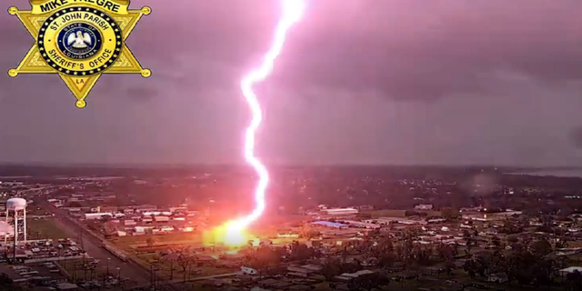 Stunning Louisiana Lightning Strike Caught On Camera Fox News 