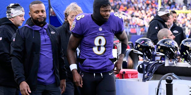 El mariscal de campo de los Baltimore Ravens, Lamar Jackson (8), sale de la carpa lesionada y se dirige al vestuario durante la primera mitad de un partido contra los Denver Broncos el 4 de diciembre de 2022 en Baltimore. 