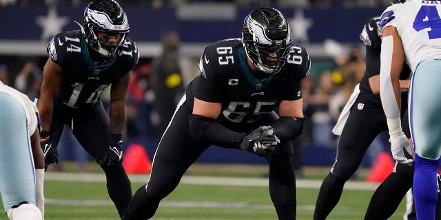 Lane Johnson (65) de los Philadelphia Eagles durante la primera mitad de un partido contra los Dallas Cowboys el 24 de diciembre de 2022 en Arlington, Texas. 