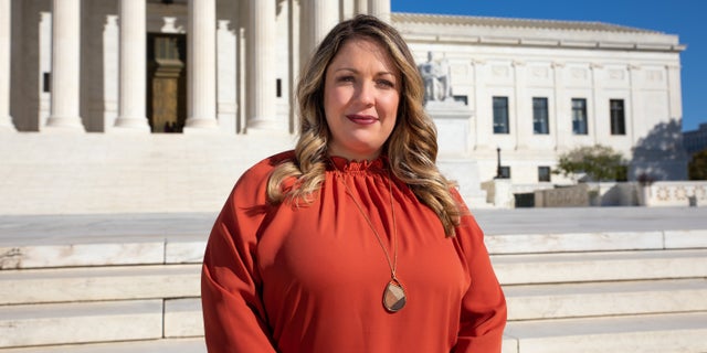 303 Lorie Smith, propietaria creativa, frente a la Corte Suprema.