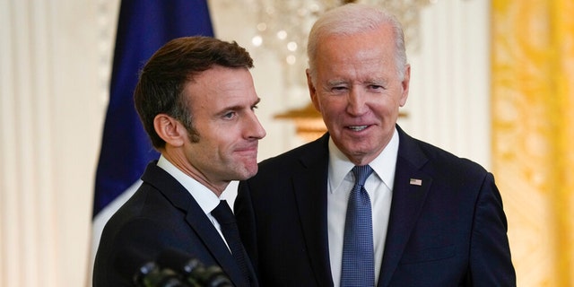Prezident Joe Biden stojí s francúzskym prezidentom Emmanuelom Macronom po tlačovej konferencii vo východnej miestnosti Bieleho domu vo Washingtone vo štvrtok 1. decembra 2022.