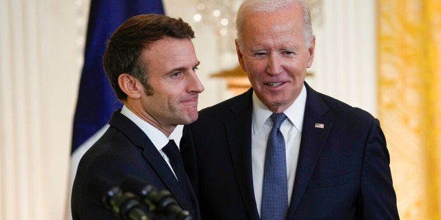 Prezident Joe Biden stojí s francúzskym prezidentom Emmanuelom Macronom po tlačovej konferencii vo východnej miestnosti Bieleho domu vo Washingtone vo štvrtok 1. decembra 2022.