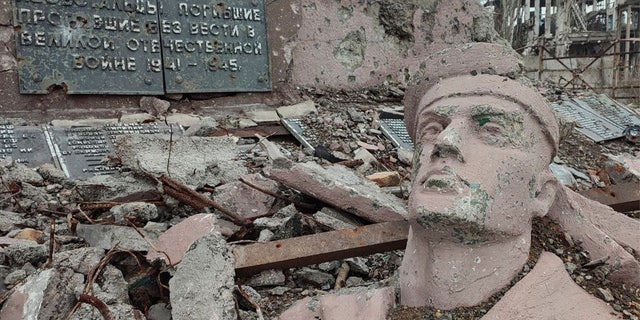 2022 年 5 月下旬にウクライナの都市マリウポリで最後にロシア軍に倒されたアゾフスタル製鉄所の前には、像の残骸やその他のがれきが横たわっています。 