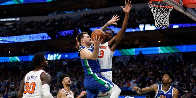 Luka Doncic de los Dallas Mavericks apunta a la canasta contra Mitchell Robinson de los New York Knicks en la segunda mitad de su juego en el American Airlines Center en Dallas el 27 de diciembre de 2022.