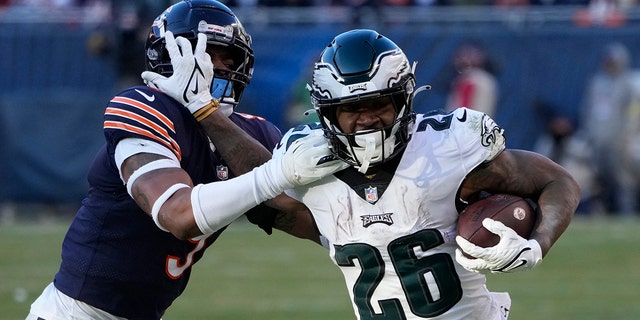 Miles Sanders de los Philadelphia Eagles, a la derecha, intenta pasar a Jaquan Brisker de los Chicago Bears durante la segunda mitad de un juego el 18 de diciembre de 2022 en Chicago.