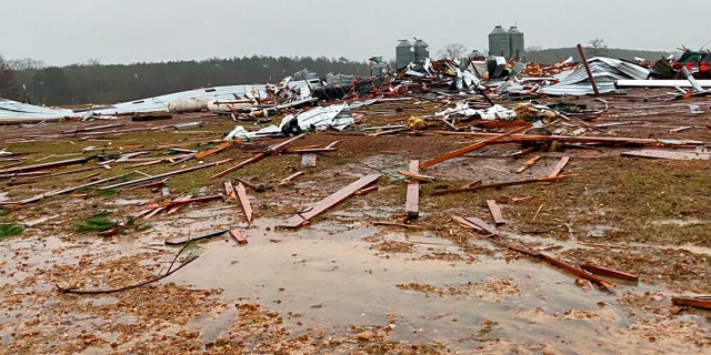 Una granja de pollos resultó dañada por un tornado el miércoles 14 de diciembre de 2022 en Pelahatchi, Miss. 