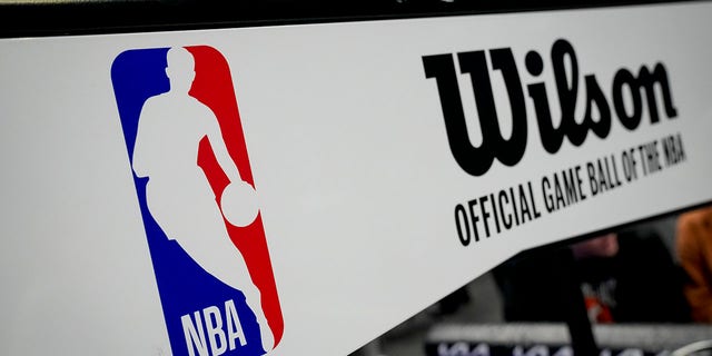 NBA लोगो नोभेम्बर २७, २०२२ मा डेट्रोइट, मिशिगनमा लिटिल सिजर एरिनामा डेट्रोइट पिस्टन र क्लिभल्याण्ड क्याभलियर्स बीचको खेलको क्रममा चित्रित गरिएको छ।