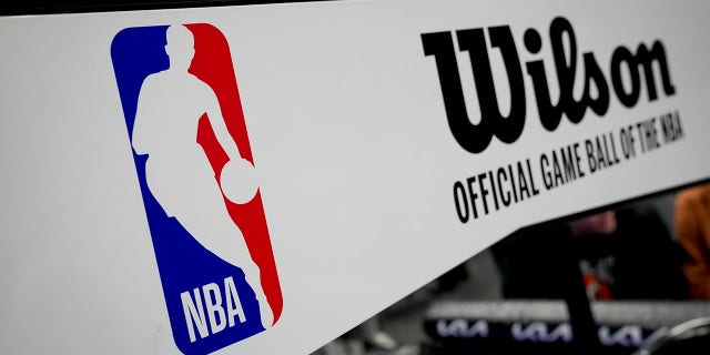 NBA लोगो नोभेम्बर २७, २०२२ मा डेट्रोइट, मिशिगनमा लिटिल सिजर एरिनामा डेट्रोइट पिस्टन र क्लिभल्याण्ड क्याभलियर्स बीचको खेलको क्रममा चित्रित गरिएको छ।