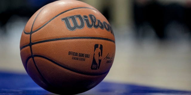 NBA लोगो भएको विल्सन ब्रान्डको बास्केटबल नोभेम्बर २७, २०२२ मा डेट्रोइट, मिशिगनमा लिटिल सिजर्स एरिनामा डेट्रोइट पिस्टन र क्लिभल्याण्ड क्याभलियर्स बीचको खेलको क्रममा चित्रित गरिएको छ।