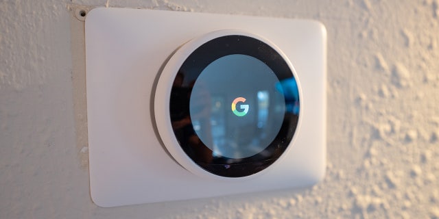 Nest Learning Thermostat menampilkan logo Google di rumah pintar di Lafayette, California, 17 Januari 2021. 