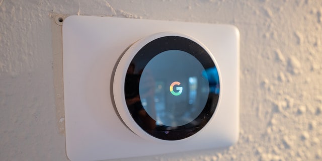 Nest Learning Thermostat ले 17 जनवरी, 2021 मा Lafayette, क्यालिफोर्नियाको स्मार्ट घरमा Google को लोगो देखाउँदै।