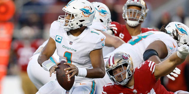 Miami Dolphins quarterback Tua Tagovailoa lijkt te passen tegen de San Francisco 49ers in Santa Clara, Californië, op 4 december 2022.