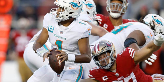 El mariscal de campo de los Miami Dolphins, Tua Tagovailoa, busca pasar contra los San Francisco 49ers en Santa Clara, California, el 4 de diciembre de 2022.