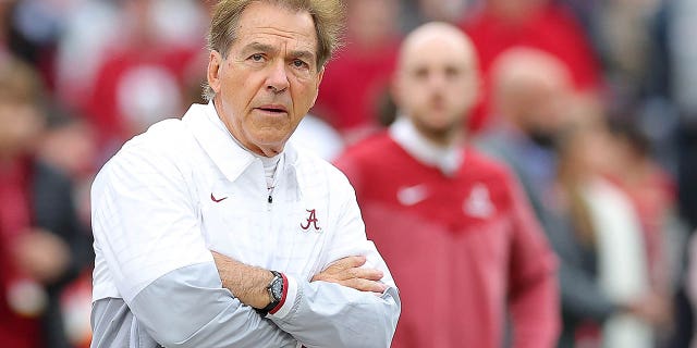 El entrenador en jefe Nick Saban de Alabama Crimson Tide observa durante los calentamientos previos al juego antes de enfrentarse a los Auburn Tigers en el Bryant-Denny Stadium el 26 de noviembre de 2022 en Tuscaloosa, Alabama. 