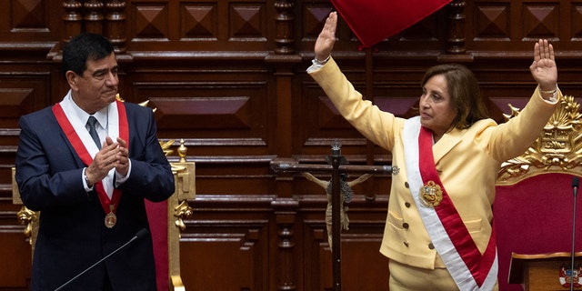7 दिसंबर, 2022 को लीमा में पूर्व राष्ट्रपति पेड्रो कैस्टिलो पर महाभियोग चलाने के घंटों बाद नए राष्ट्रपति के रूप में शपथ लेने के बाद पेरू की दीना बोलुआर्टे ने कांग्रेस के सदस्यों का अभिवादन किया। 