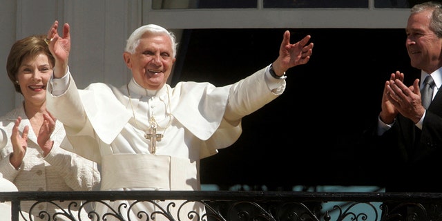 El Papa Benedicto XVI saluda desde un balcón de la Casa Blanca después de ser recibido en Estados Unidos por el presidente George W. Bush, 16 de abril de 2008. (Reuters/Larry Downing/Archivo)