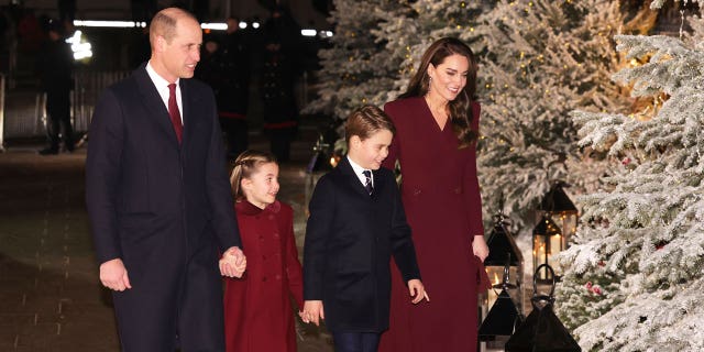 el Príncipe Guillermo, Príncipe de Gales;  la princesa Carlota de Gales;  el Príncipe Jorge de Gales;  y Catalina, princesa de Gales, está presente "juntos en navidad" Servicio de villancicos en la Abadía de Westminster el 15 de diciembre de 2022 en Londres.